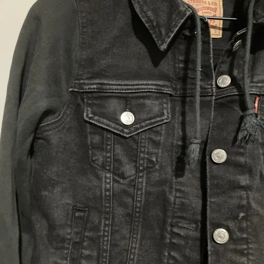 Levis excellent see